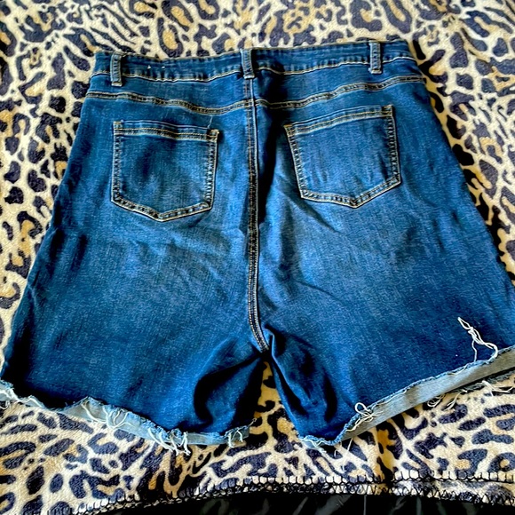 Fashion to Figure Shorts - Picture 2 of 3